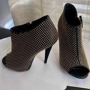 Guiseppe Zanotti black leather heels ankle boots zipper gold studs accent 39.5